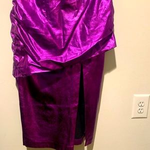 Patent leather pencil skirt with side split (Metallic Purple)